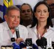 Edmundo González Urrutia (i), candidato presidencial de la coalición opositora denominada Plataforma Unitaria Democrática (PUD), habló junto a María Corina Machado (d), dirigente de la PUD, durante una conferencia de prensa en Caracas, Venezuela, el 29 de julio de 2024. FOTO: Xinhua