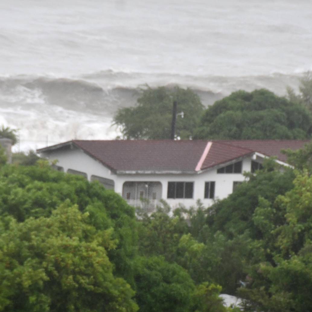 <span class="mln_uppercase_mln">Grandes</span><b><span class="mln_uppercase_mln"> olas cerca de una casa tras el paso del huracán Melissa, en St. Thomas, Jamaica. Melissa tocó tierra el martes en el suroeste de la isla de Jamaica, en el Caribe, como un poderoso huracán categoría 5 con vientos máximos sostenidos de hasta 295 kilómetros por hora, informó el Centro Nacional de Huracanes de Estados Unidos. FOTO: Xinhua/Jamaica Observer</span></b> <span class="mln_uppercase_mln">Grandes</span><b><span class="mln_uppercase_mln"> olas cerca de una casa tras el paso del huracán Melissa, en St. Thomas, Jamaica. Melissa tocó tierra el martes en el suroeste de la isla de Jamaica, en el Caribe, como un poderoso huracán categoría 5 con vientos máximos sostenidos de hasta 295 kilómetros por hora, informó el Centro Nacional de Huracanes de Estados Unidos. FOTO: Xinhua/Jamaica Observer</span></b>