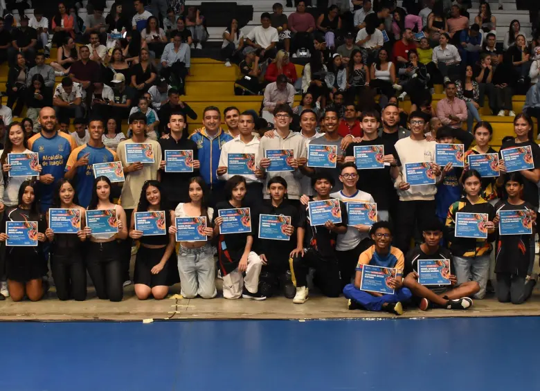 Algunos de los jóvenes deportistas exaltados en la ceremonia en Itagüí. FOTO: Cortesía