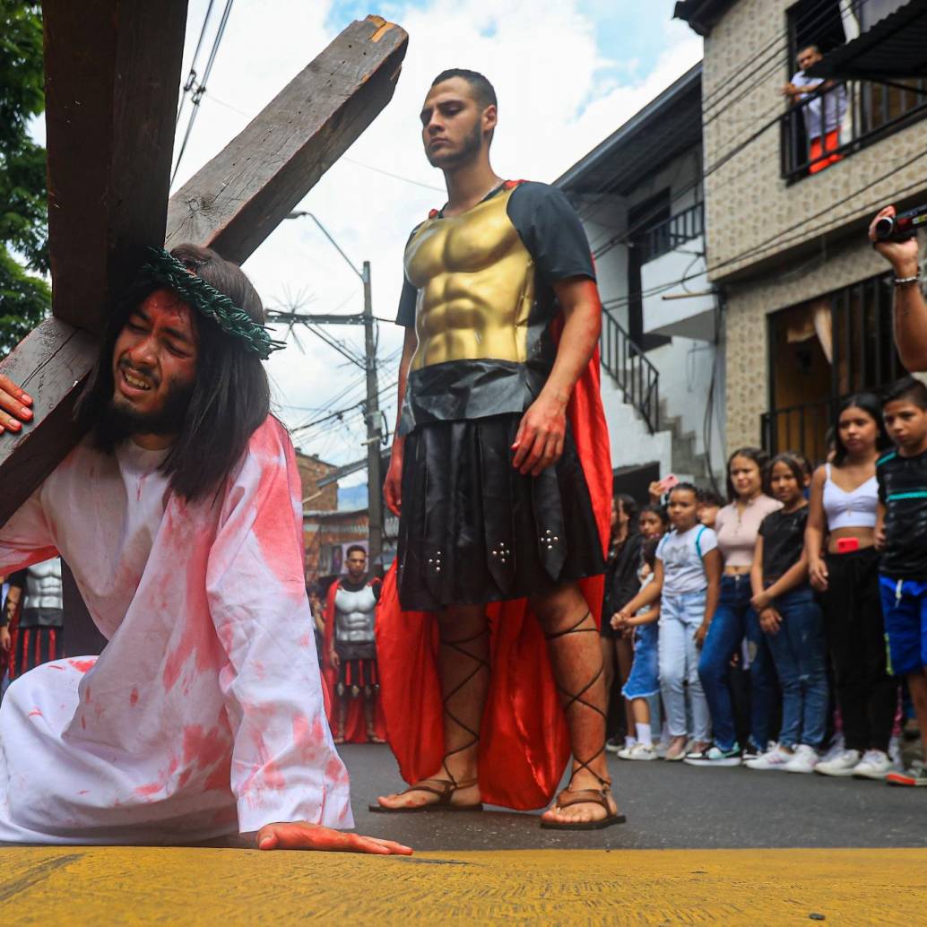 Imagen del Viacrucis en vivo en el barrio Villa de Socorro, de Medellín, en la parroquia San Martín de Porres. Foto: Manuel Saldarriaga