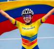 Gabriela Rueda celebra una de las tres medallas de oro que ganó en los Juegos Mundiales. FOTO CORTESÍA FEDEPATIN