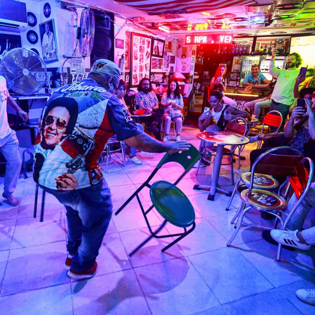 Parada del tour Destino Sonoro en el bar El Jibarito, que incluyó demostración de baile de ‘Mondongo’, uno de los encargados del lugar. Foto Manuel Saldarriaga. 