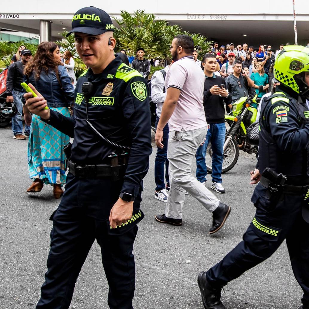 Agentes de la Policía formaron un perímetro la Clínica Medellín de El Poblado durante el ataque perpetrado el pasado jueves 18 de abril. FOTO Jaime Pérez Munévar
