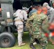 En helicóptero transportaron a los tres lesionados de los combates en los Llanos de Musinga, de Frontino, para ser trasladados a centros asistenciales de Medellín. FOTO: CORTESÍA CUARTA BRIGADA