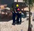 Personal de Bomberos de El Peñol le brindaron atención a este estadounidense para luego trasladarlo a un hospital de Rionegro, donde permanece en estado crítico. FOTO: CORTESÍA MI ORIENTE