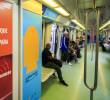 Este tren recorre la ciudad con los colores y mensajes de la Bienal, acercando el arte a más de 1,2 millones de usuarios diarios. Foto: Andrés Camilo Suárez Echeverry