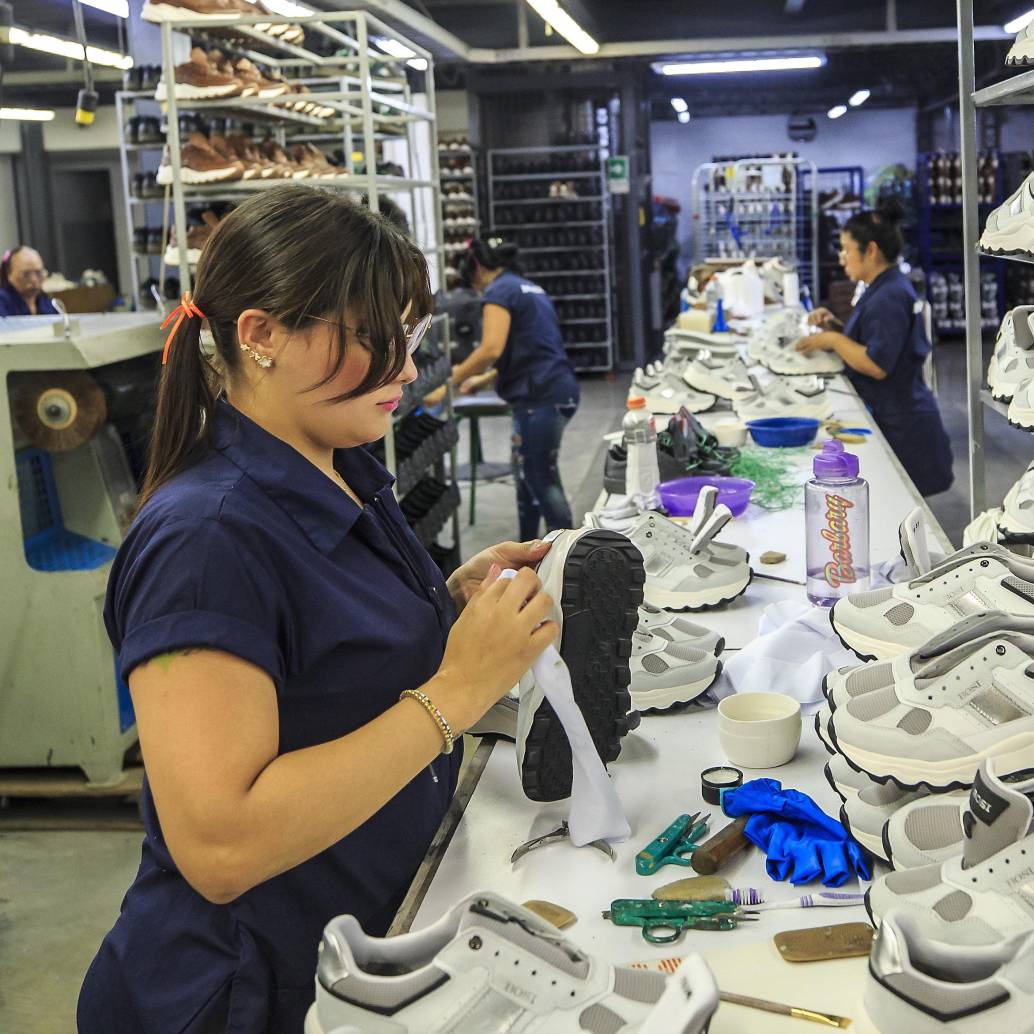 La informalidad en Colombia tiene raíces estructurales y no se limita al tamaño del negocio, sino que refleja las barreras de acceso a la formalidad, los costos tributarios y las trabas administrativas que enfrentan los microempresarios. Foto: Camilo Suárez  La informalidad en Colombia tiene raíces estructurales y no se limita al tamaño del negocio, sino que refleja las barreras de acceso a la formalidad, los costos tributarios y las trabas administrativas que enfrentan los microempresarios. Foto: Camilo Suárez