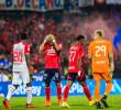 En un estadio Atanasio Girardot completamente lleno, con más de 45 mil almas teñidas de rojo y azul, el DIM no logró hacer valer su localía y cayó 1-2 ante Independiente Santa Fe, que se coronó campeón del fútbol colombiano. Foto: Camilo Suárez Echeverry