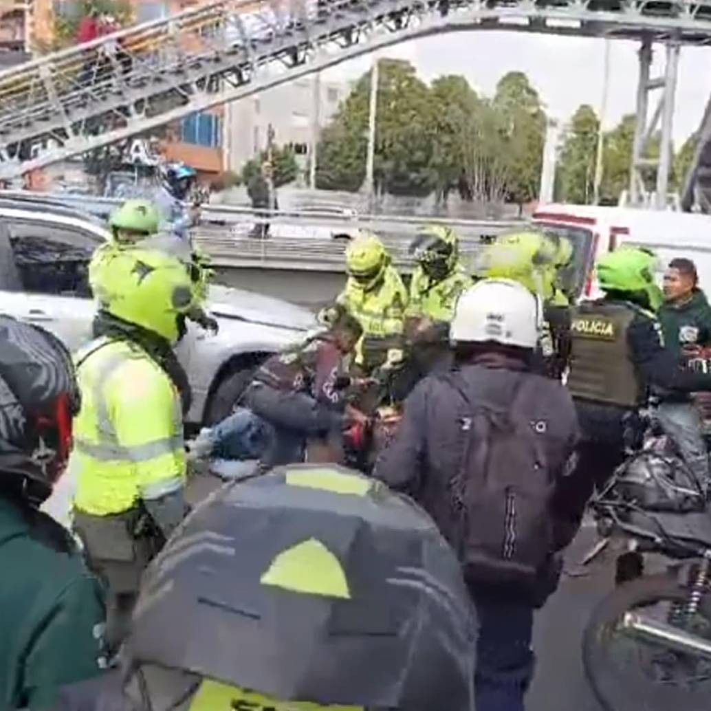 Fuerte pelea entre motociclistas y policías. Foto: captura de video