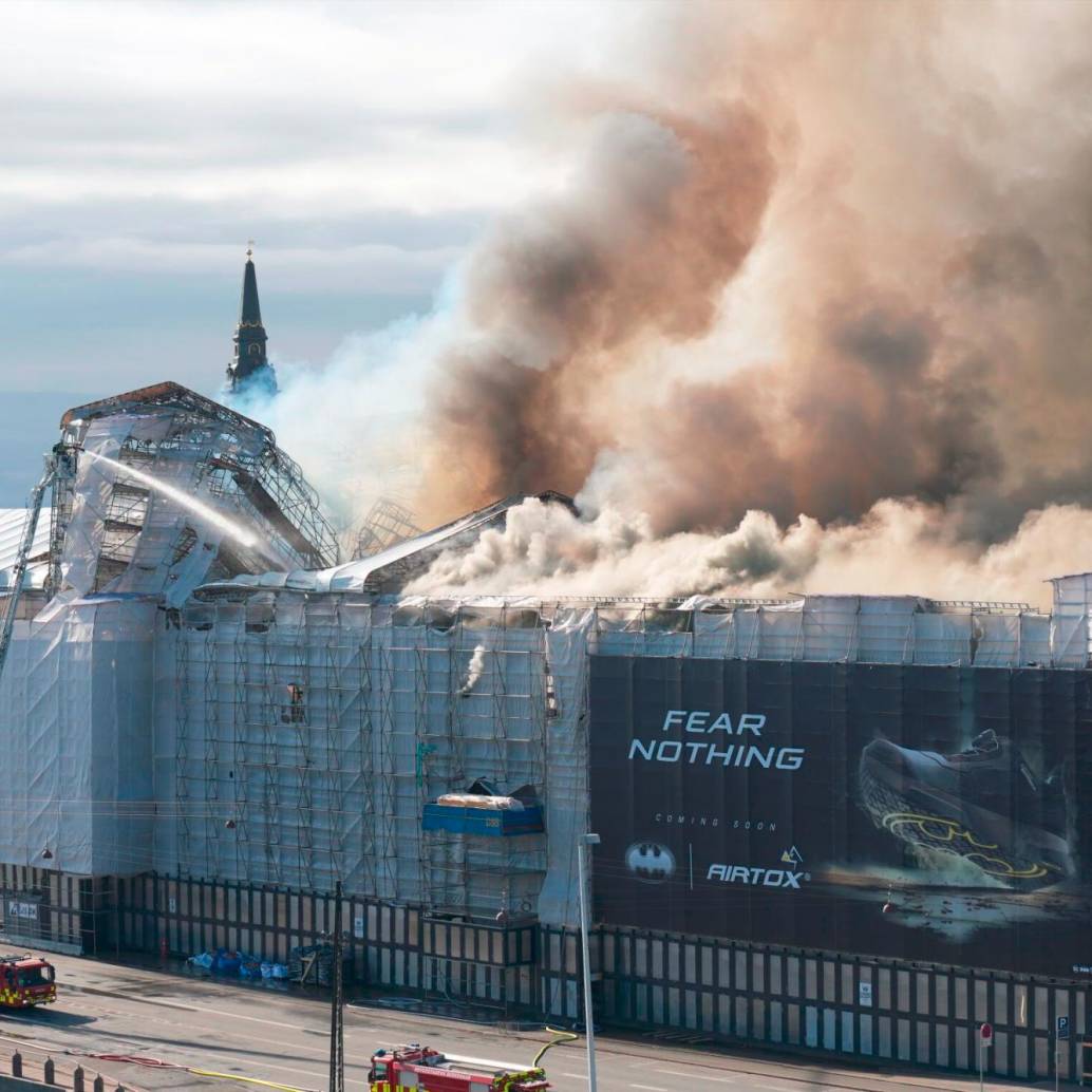 Un grupo de 120 bomberos buscan combatir las voraces llamas que consumen la histórica sede de la bolsa de Copenhague. FOTO: Tomada de X @elconfidencial