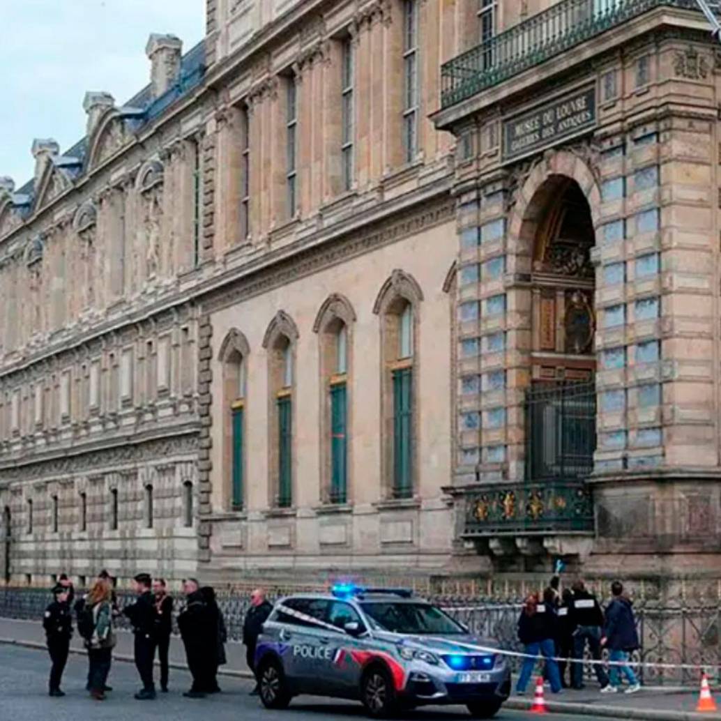 El robo se perpetró el pasado domingo, 19 de octubre, cuando el museo del Louvre apenas abría al público en París. FOTO: AFP El robo se perpetró el pasado domingo, 19 de octubre, cuando el museo del Louvre apenas abría al público en París. FOTO: AFP