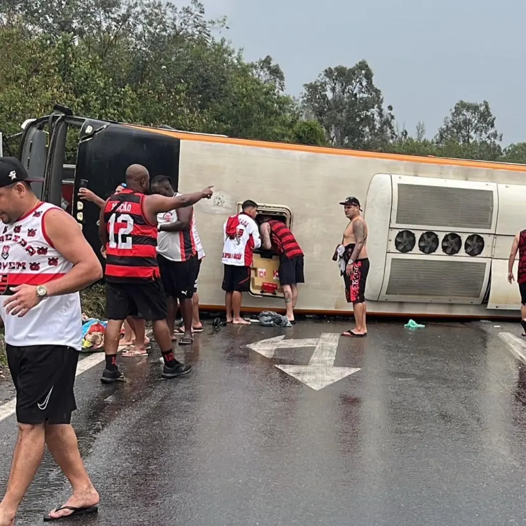 De acuerdo con la Policía Federal de Carreteras, el siniestro ocurrió en el kilómetro 281 de la vía, en dirección a São Paulo, cuando pretendían llegar a Argentina. FOTO: Tomada de redes sociales @tsmnoticias De acuerdo con la Policía Federal de Carreteras, el siniestro ocurrió en el kilómetro 281 de la vía, en dirección a São Paulo, cuando pretendían llegar a Argentina. FOTO: Tomada de redes sociales @tsmnoticias