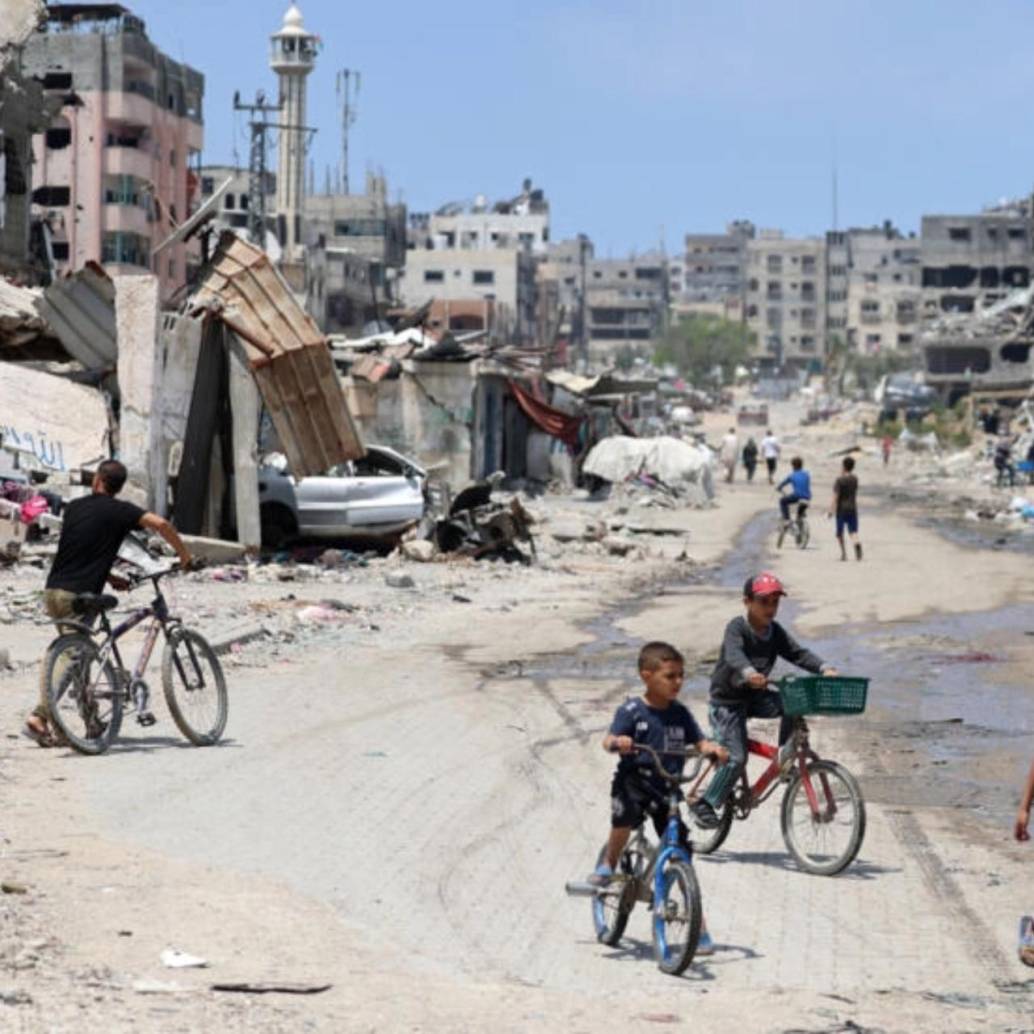 La zozobra por los restos de la guerra y sobre qué sucederá al otro día contrastan con la diversión que pocos niños gozan en el territorio de la Franja de Gaza. FOTO: AFP