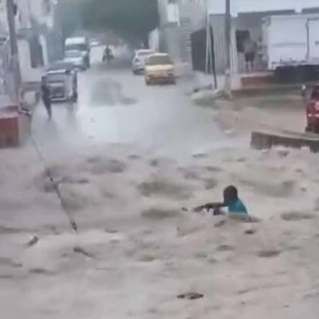 Momento en el que el hombre está siendo arrastrado por el arroyo que fue causado por las fuertes lluvias en toda la zona. FOTO: CAPTURA VIDEO REDES SOCIALES