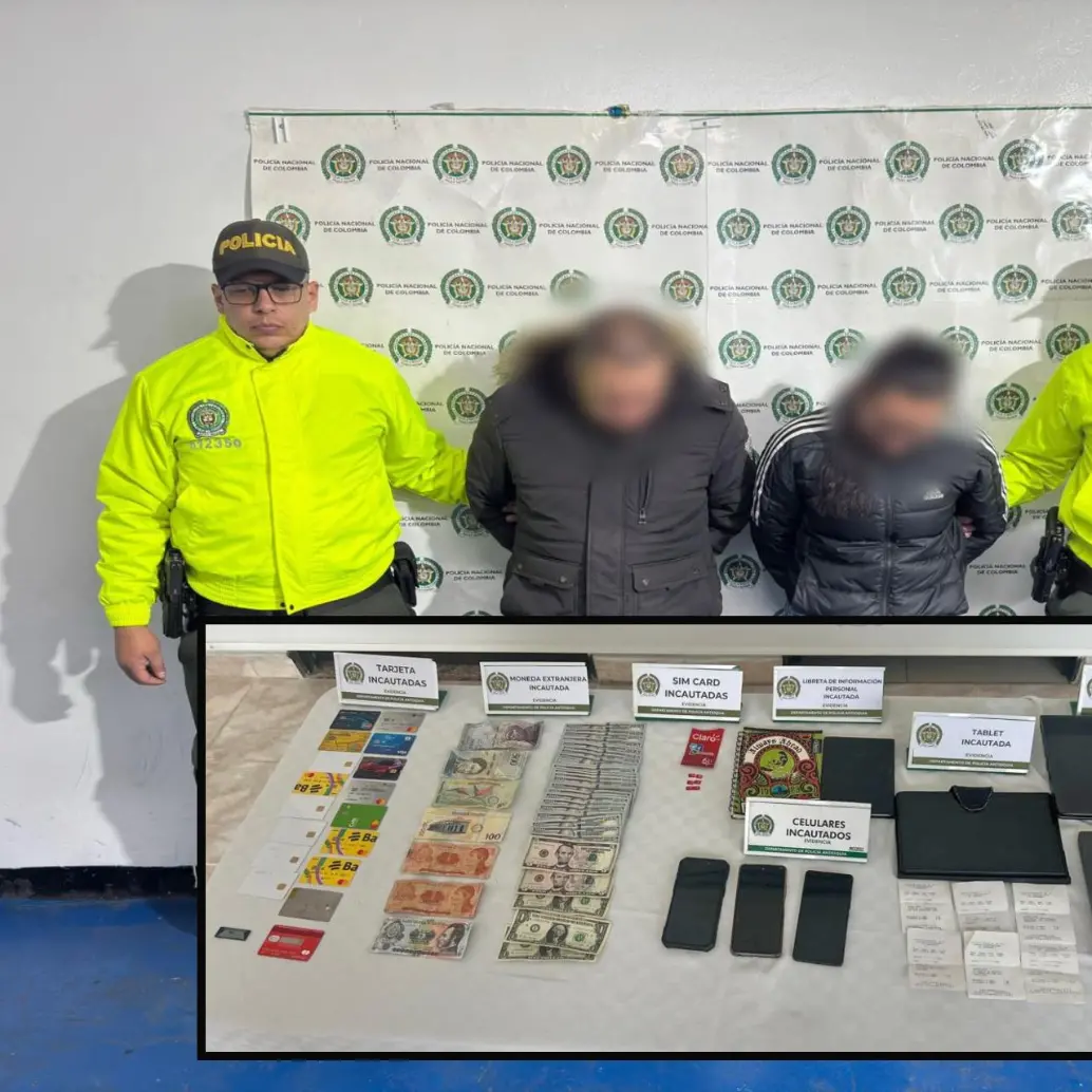 Atrás alias El Socio y una de sus cómplices. Adelante, parte de los elementos incautados por las autoridades. FOTO: Cortesía Policía Antioquia. Atrás alias El Socio y una de sus cómplices. Adelante, parte de los elementos incautados por las autoridades. FOTO: Cortesía Policía Antioquia.