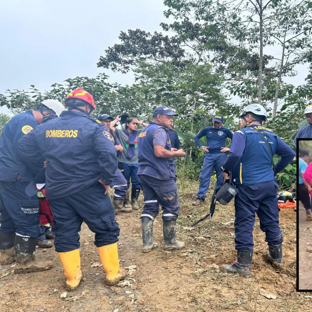 Adelante, campesinos de Dabeiba evacúan un herido de la avenida torrencial que afectó la vereda El Toro Adelante, campesinos de Dabeiba evacúan un herido de la avenida torrencial que afectó la vereda El Toro