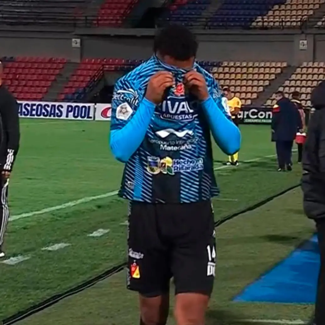 El futbolista del Deportivo Pereira, Carlos Vega, sale de la cancha del estadio Libertad de Pasto tras ser expulsado en la noche del lunes 27 de octubre. Foto: captura de pantalla  El futbolista del Deportivo Pereira, Carlos Vega, sale de la cancha del estadio Libertad de Pasto tras ser expulsado en la noche del lunes 27 de octubre. Foto: captura de pantalla