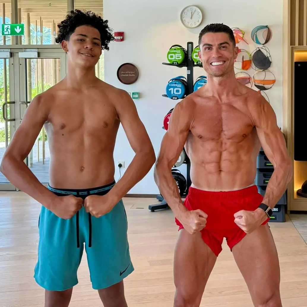 El hijo del astro portugués, Cristiano Ronaldo Junior, debutó recientemente con la Selección sub 16 de Portugal, siendo acompañado y entrenado por su padre. FOTO: Tomada de redes sociales @cristiano El hijo del astro portugués, Cristiano Ronaldo Junior, debutó recientemente con la Selección sub 16 de Portugal, siendo acompañado y entrenado por su padre. FOTO: Tomada de redes sociales @cristiano