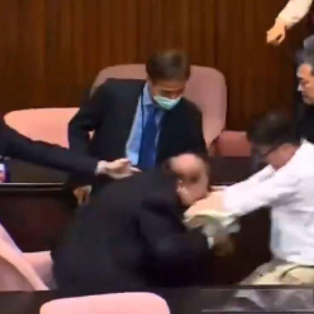 El<b><span class="mln_uppercase_mln"> parlamentario taiwanés huyó con los papeles de votación del Parlamento. FOTO: Captura de video</span></b>
