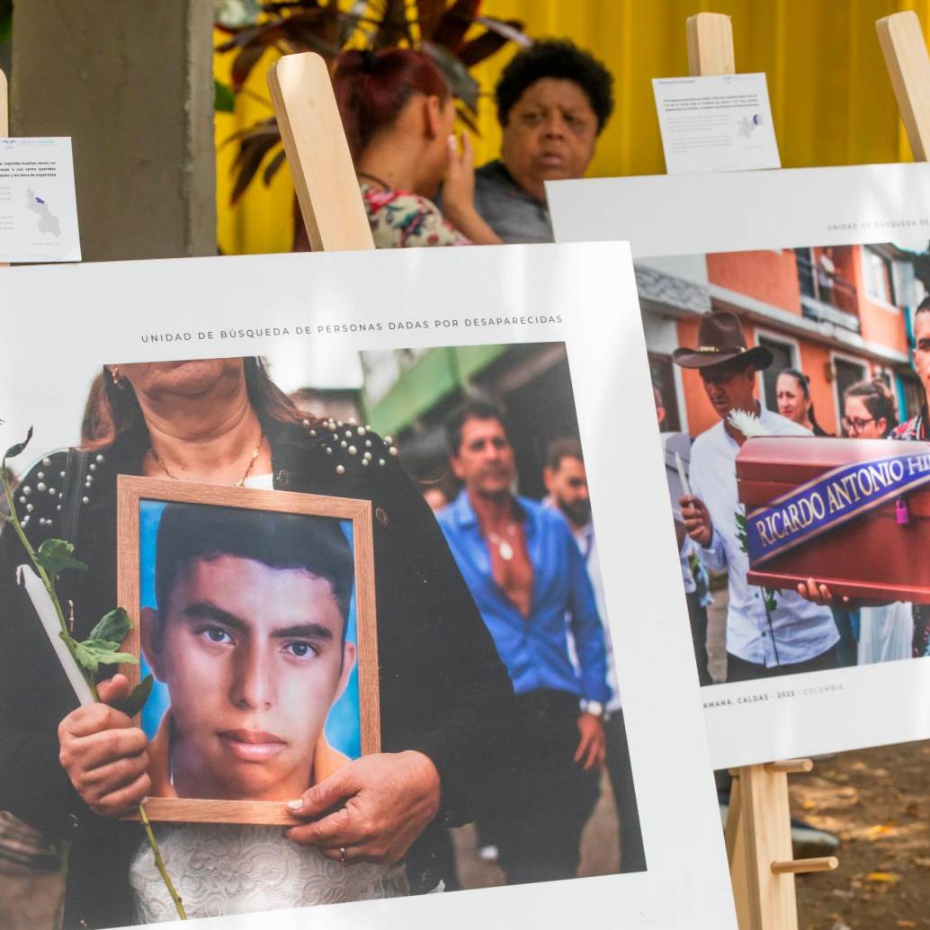 En esta primera etapa de las labores en el cementerio de Rionegro se han articulado emisoras comunitarias y acciones de perifoneo en varias zonas del Oriente, lo que ha permitido que familias que nunca habían denunciado la desaparición forzada de sus seres queridos o no habían solicitado la búsqueda ante la UBPD se han acercado por voluntad al cementerio para dar a conocer estos datos. Foto: Jaime Pérez