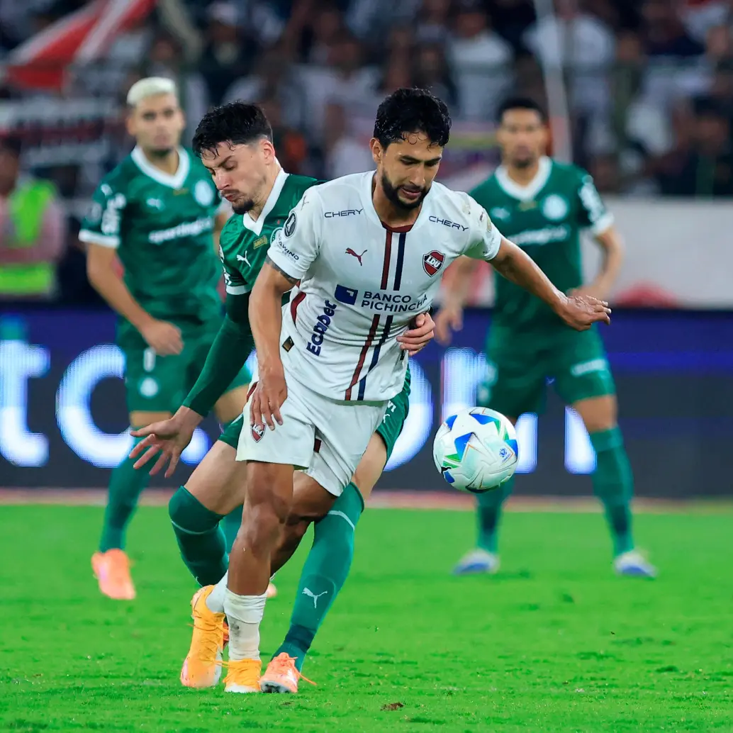 El futbolista antioqueño debutó como profesional en 2018 con Leones de Itagüí. Está en el fútbol ecuatoriano desde 2023. FOTO Getty  El futbolista antioqueño debutó como profesional en 2018 con Leones de Itagüí. Está en el fútbol ecuatoriano desde 2023. FOTO Getty