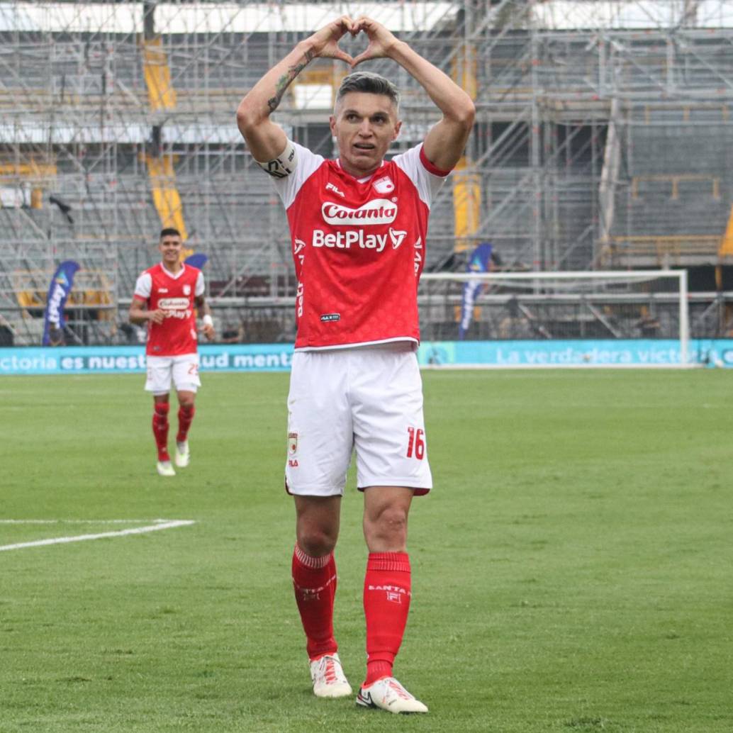 Tras regresar al fútbol colombiano y jugar con el Independiente Medellín, Daniel Torres volvió a Santa Fe y es un referente y capitán del equipo. FOTO: Tomada de X (antes Twitter) @SantaFe