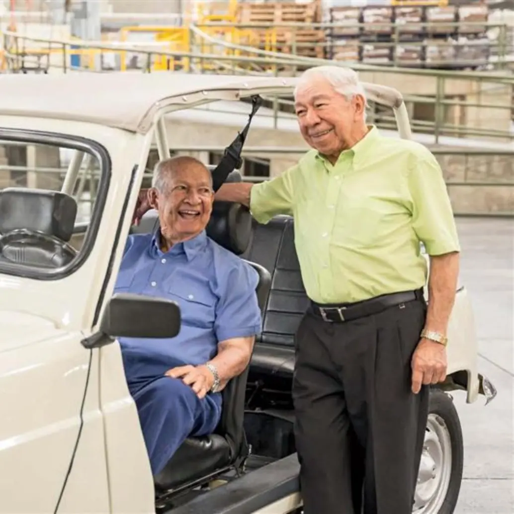 A la izquierda, don José María Acevedo, propietario de Haceb. A la derecha, de camisa clara, don Pedro Bedoya. FOTO: Cortesía Haceb A la izquierda, don José María Acevedo, propietario de Haceb. A la derecha, de camisa clara, don Pedro Bedoya. FOTO: Cortesía Haceb