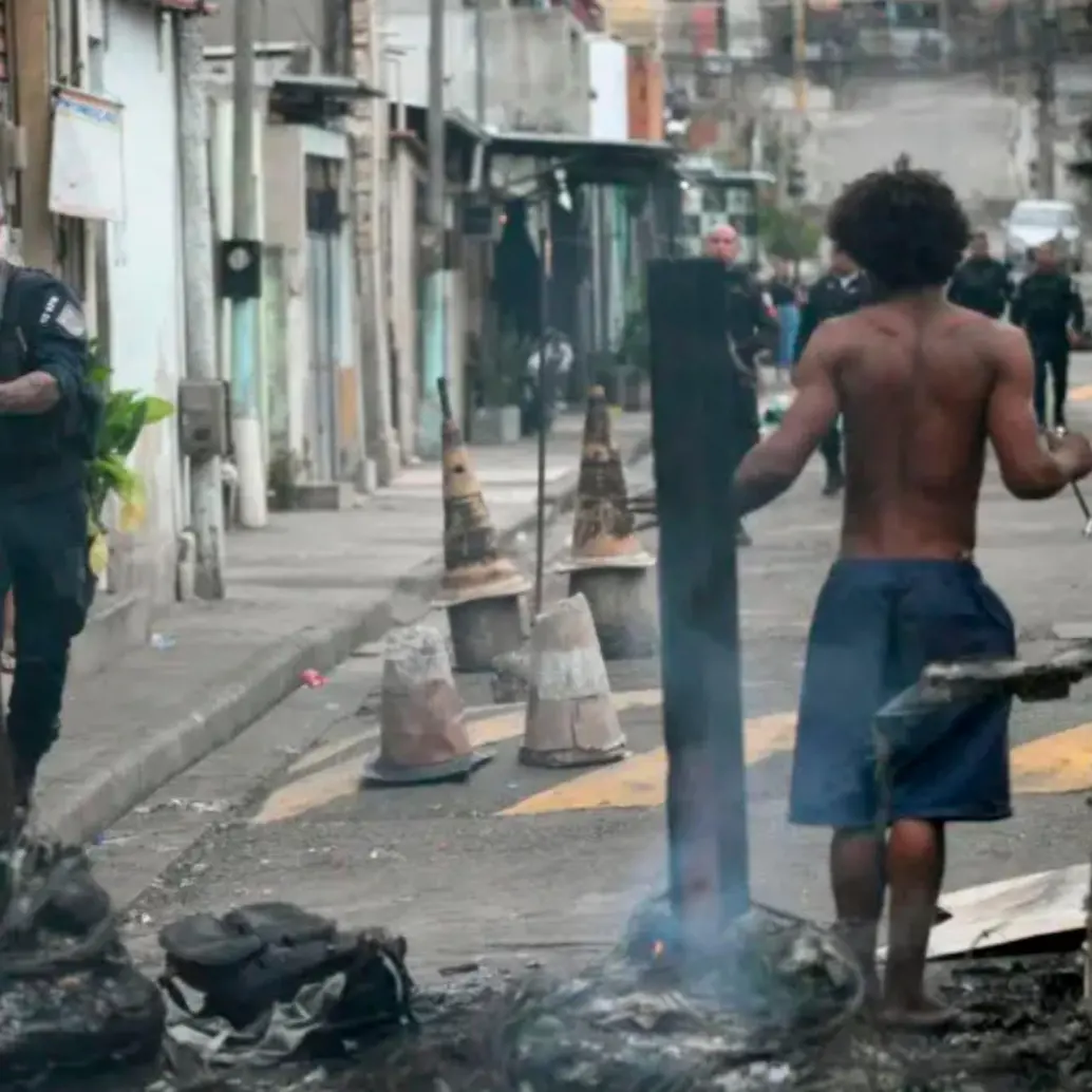 El martes se registraron escenas de guerra en las favelas de Río en medio del enfrentamiento entre las fuerzas del orden y presuntos criminales relacionados con la organización Comando Vermelho. FOTO: AFP El martes se registraron escenas de guerra en las favelas de Río en medio del enfrentamiento entre las fuerzas del orden y presuntos criminales relacionados con la organización Comando Vermelho. FOTO: AFP