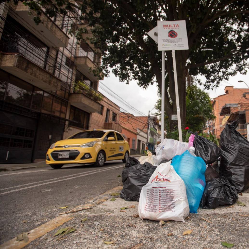 Basuras acumuladas en una vía publica del barrio San José, en Envigado. Imagen de referencia. FOTO: Carlos Velásquez