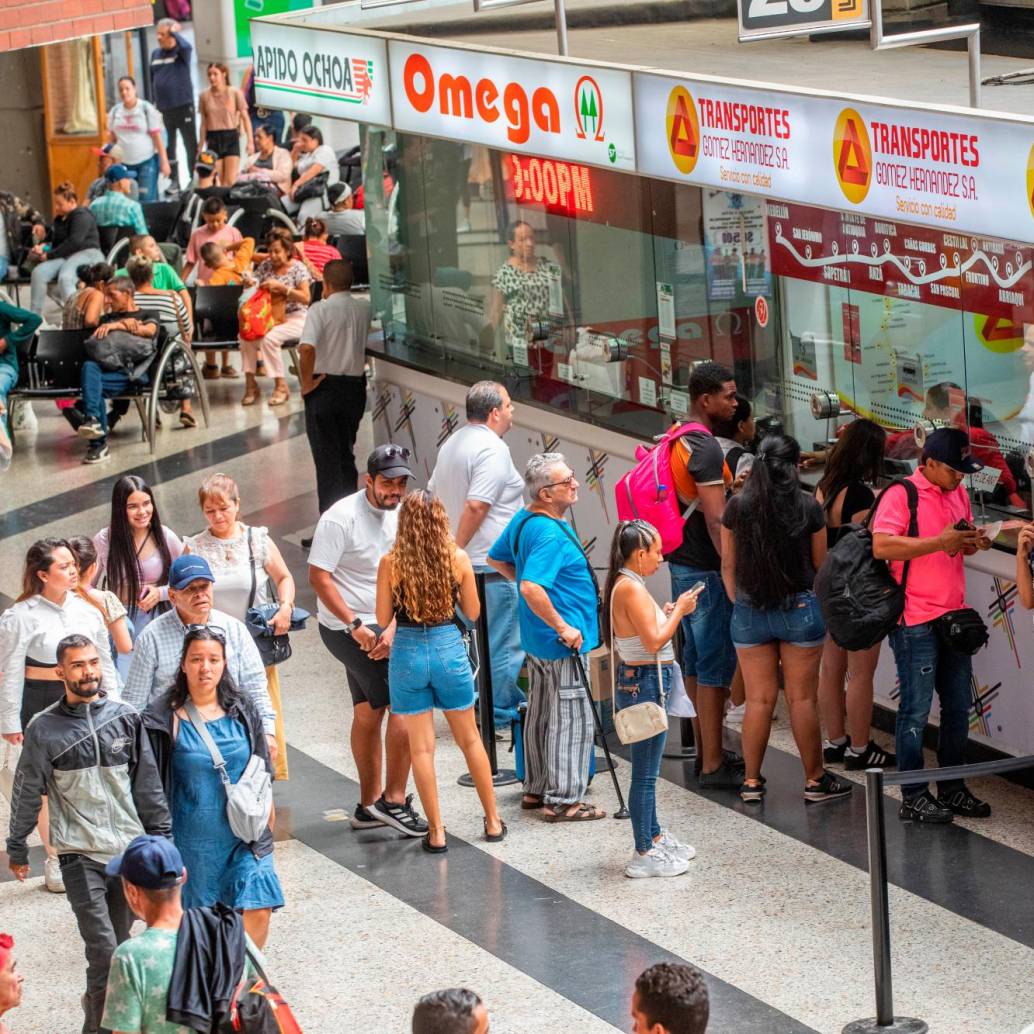 El secretario de Movilidad de Medellín, Mateo González, informó que por las terminales de transportes la ciudad esperan que pasen más de 700.000 usuarios, a bordo de entre 52.000 y 55.000 buses. Foto: Esneyder Gutiérrez 