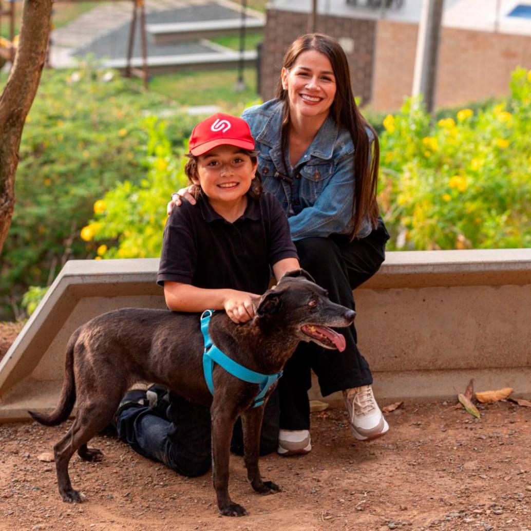 Claudia y su hijo Alejandro son la nueva familia de Pantera, la perrita que llevaba 10 años esperando que la adoptaran en La Perla. FOTO: CARLOS VELÁSQUEZ