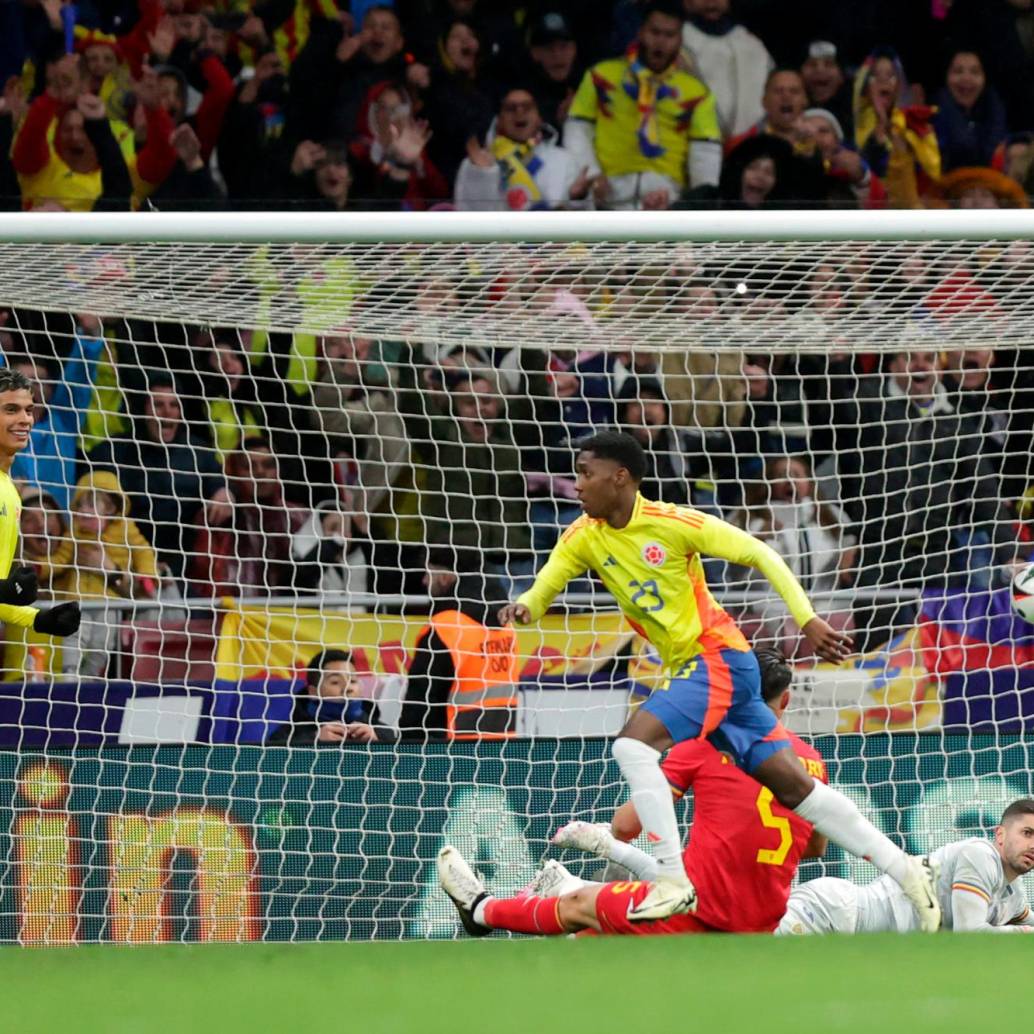 Jhon Arias (centro), una de las grandes figuras de Colombia ante Rumania. FOTO X-CONMEBOL