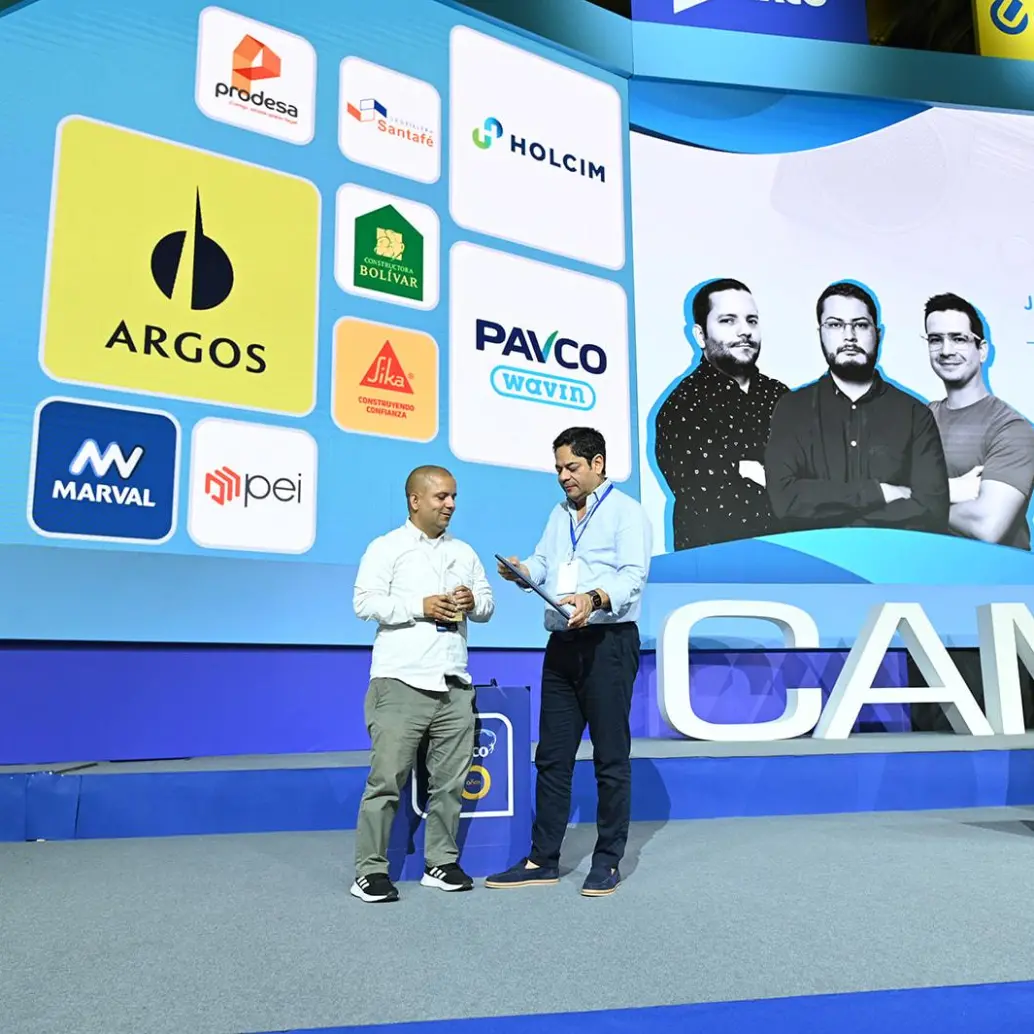 El periodista del Área Metro, Santiago Olivares Tobón, recibe el galardón de Camacol. FOTO: EL COLOMBIANO El periodista del Área Metro, Santiago Olivares Tobón, recibe el galardón de Camacol. FOTO: EL COLOMBIANO