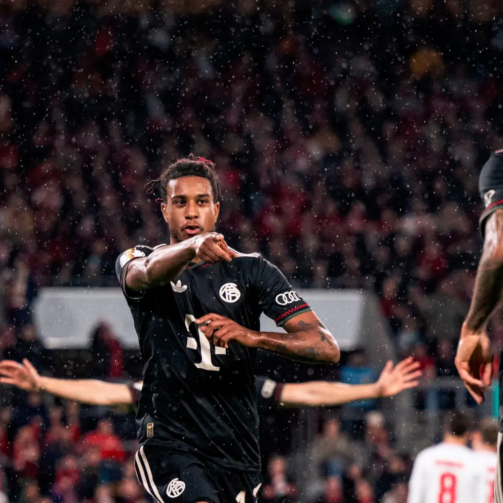 Olise señalando a Luis Díaz después de que este le diera una asistencia para su anotación. FOTO @FCBayernEN Olise señalando a Luis Díaz después de que este le diera una asistencia para su anotación. FOTO @FCBayernEN