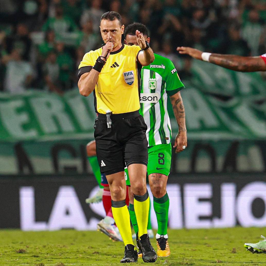 El árbitro antioqueño Wilmar Roldán es el juez que más expulsiones tiene en su registro en el torneo Clausura del fútbol colombiano. Foto: Manuel Saldarriaga El árbitro antioqueño Wilmar Roldán es el juez que más expulsiones tiene en su registro en el torneo Clausura del fútbol colombiano. Foto: Manuel Saldarriaga