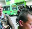 El 9 – Albeiro Lopera– registró la vida del centro de Medellín durante los años noventa. Esta foto muestra dos temas presentes en su obra: el punk y la marginalidad de la ciudad. FOTO<b><span class=mln_uppercase_mln> cortesía editorial itm</span></b>