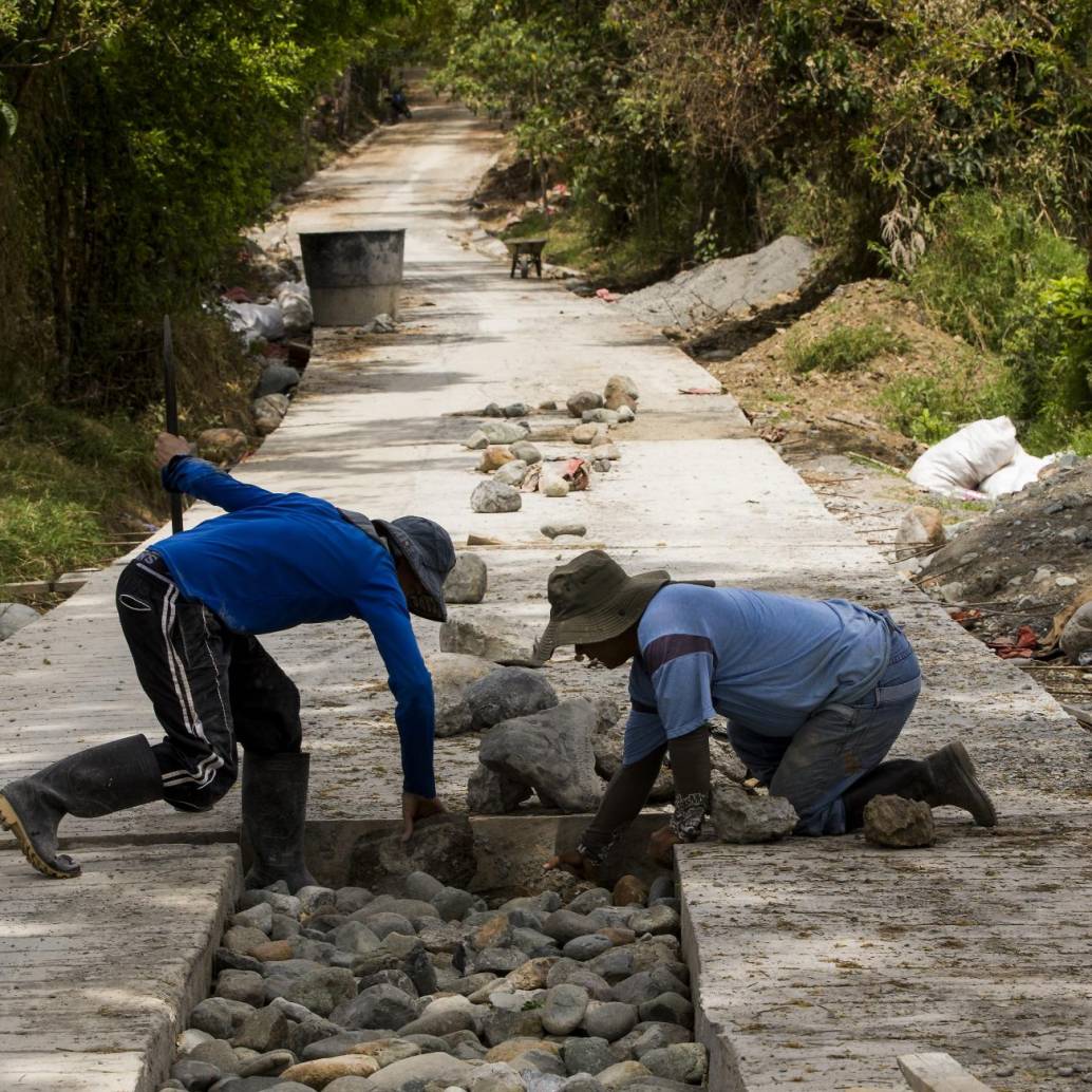 La promesa de la Gobernación de Antioquia es intervenir 10.000 kilómetros de vías terciarias en el departamento. FOTO: Jaime Pérez Munévar
