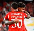 El antioqueño Richard Ríos celebra con Nicolás Otamendí el gol del argentino en la victoria del Benfica. FOTO TOMADA X @SLBenfica