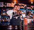 Los bares y discotecas están buscando estrategias para adaptarse a la reforma laboral y evitar la destrucción de empleos. FOTO GETTY
