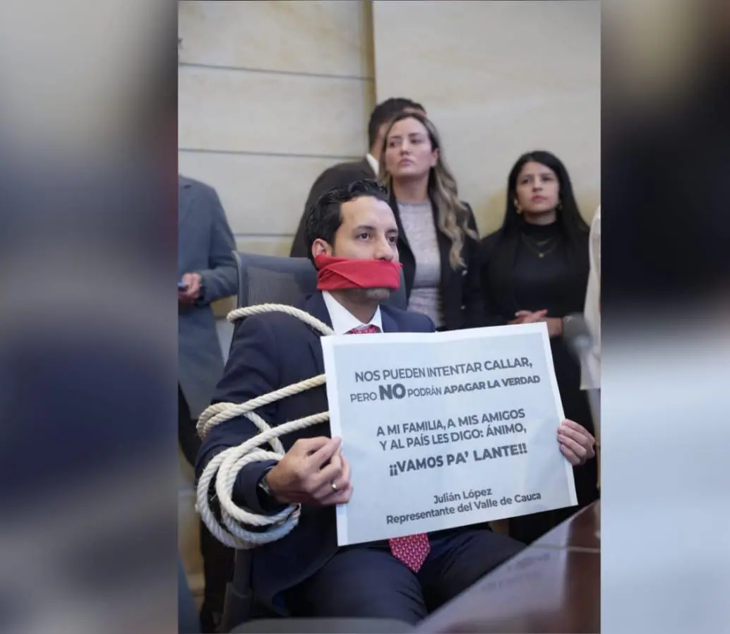 El presidente de la Cámara, Julián López Tenorio, se presentó amordazado y atado en señal de protesta luego de ser suspendido por el Partido de la U. FOTO: Cortesía.  El presidente de la Cámara, Julián López Tenorio, se presentó amordazado y atado en señal de protesta luego de ser suspendido por el Partido de la U. FOTO: Cortesía.
