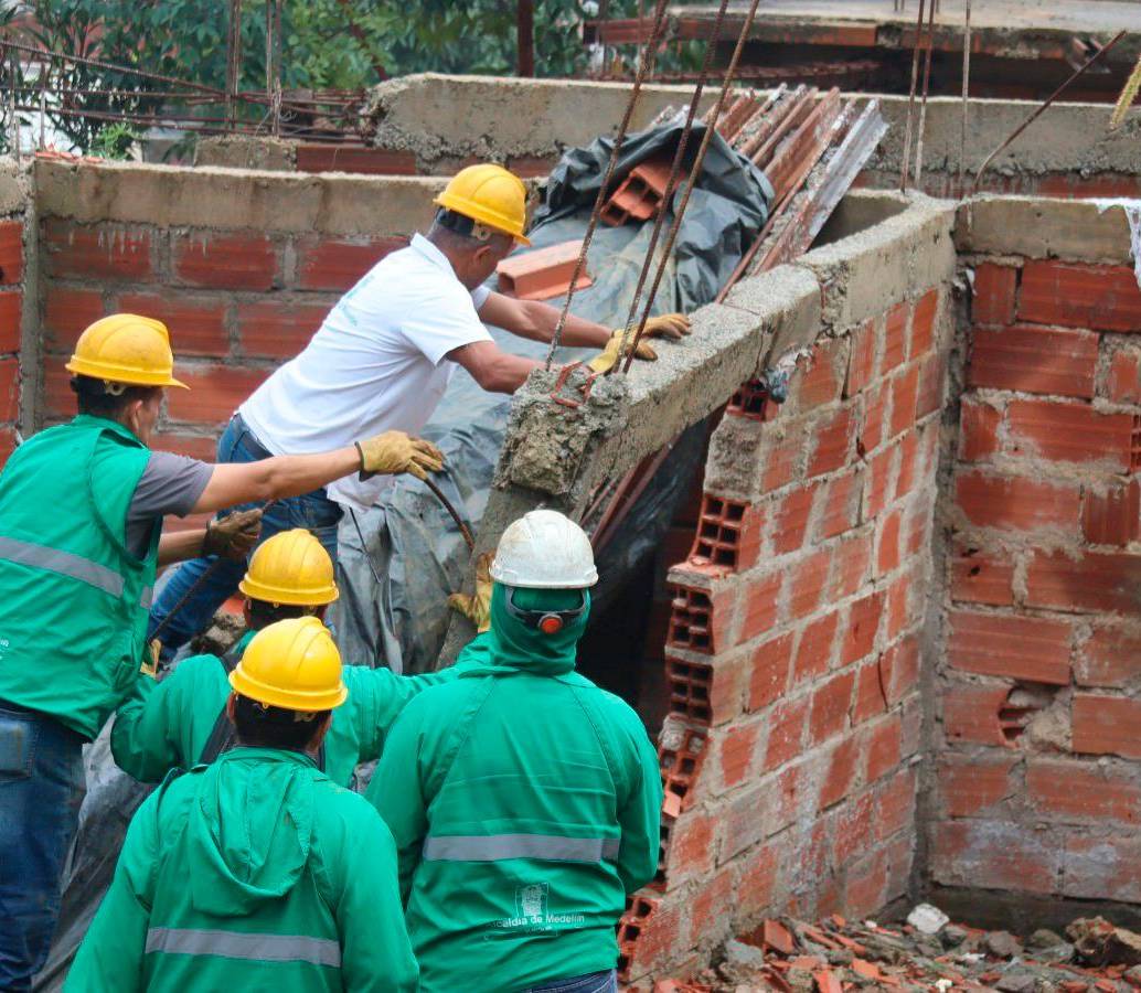 Funcionarios de la Alcaldía de Medellín desmontando una de las estructuras ilegales levantadas en el corregimiento de Santa Elena. FOTO: CORTESÍA ALCALDÍA DE MEDELLÍN