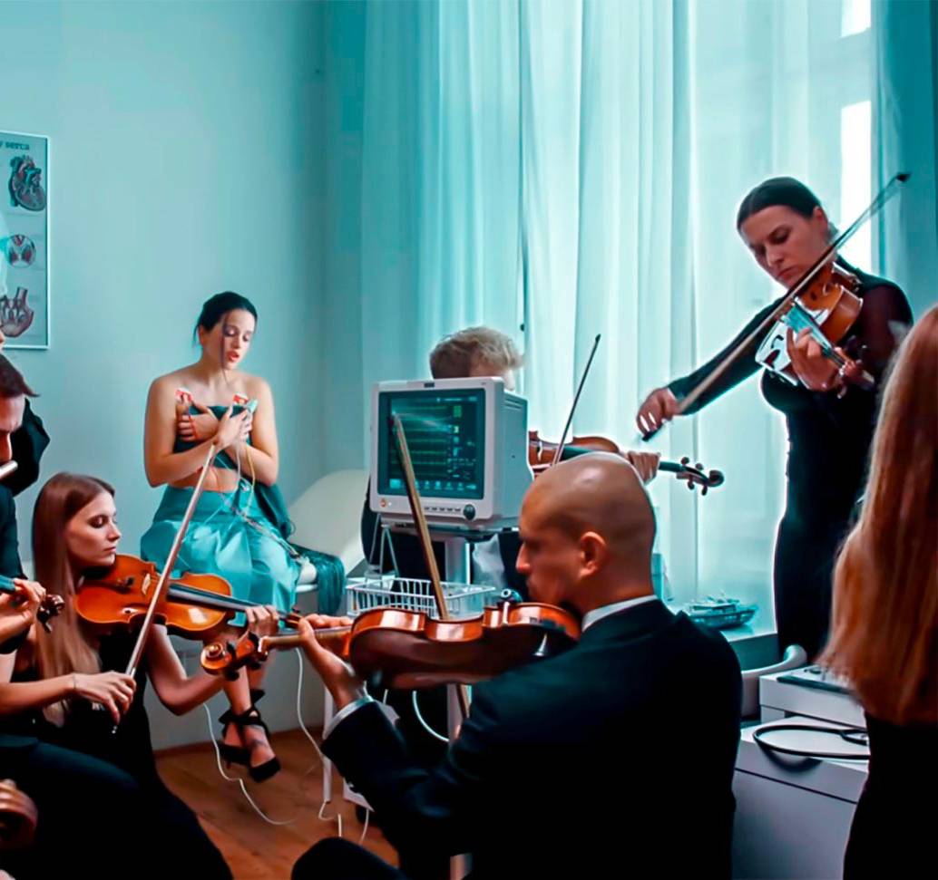 Una de las imágenes del video de Rosalía, los músicos actúan como los pensamientos intrusivos de los que ha hablado la cantante antes del lanzamiento del disco. FOTO Captura de video Una de las imágenes del video de Rosalía, los músicos actúan como los pensamientos intrusivos de los que ha hablado la cantante antes del lanzamiento del disco. FOTO Captura de video