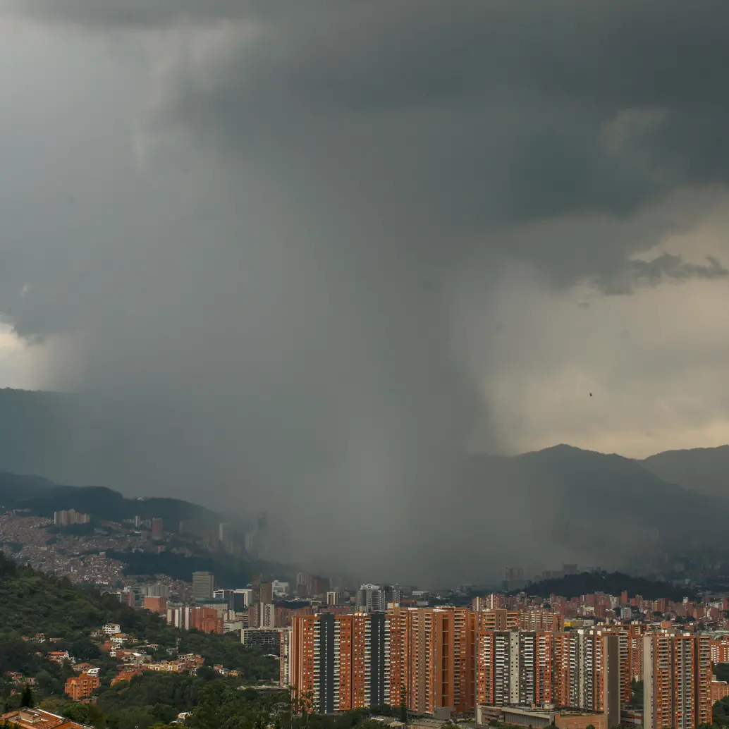 Las fuertes lluvias y la alta nubosidad, propias de esta época del año, estarían influyendo en la variación climática registrada por estos días en todo el Valle de Aburrá. FOTO: JUAN ANTONIO SÁNCHEZ Las fuertes lluvias y la alta nubosidad, propias de esta época del año, estarían influyendo en la variación climática registrada por estos días en todo el Valle de Aburrá. FOTO: JUAN ANTONIO SÁNCHEZ