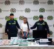 En el allanamiento fue capturda una mujer de 24 años; decomisaron armas y dinero en efectivo. FOTO: POLICÍA