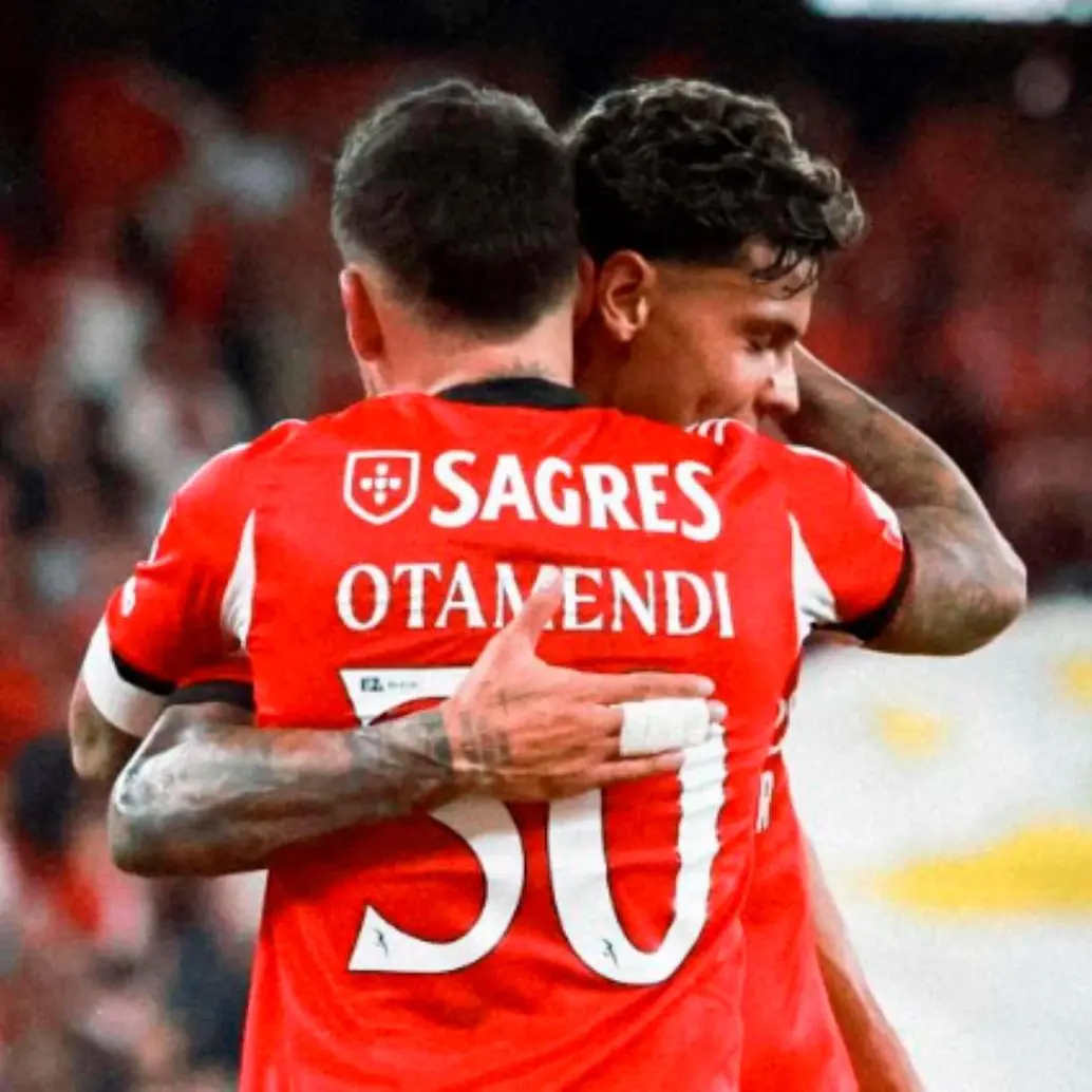 El antioqueño Richard Ríos celebra con Nicolás Otamendí el gol del argentino en la victoria del Benfica. FOTO TOMADA X @SLBenfica El antioqueño Richard Ríos celebra con Nicolás Otamendí el gol del argentino en la victoria del Benfica. FOTO TOMADA X @SLBenfica