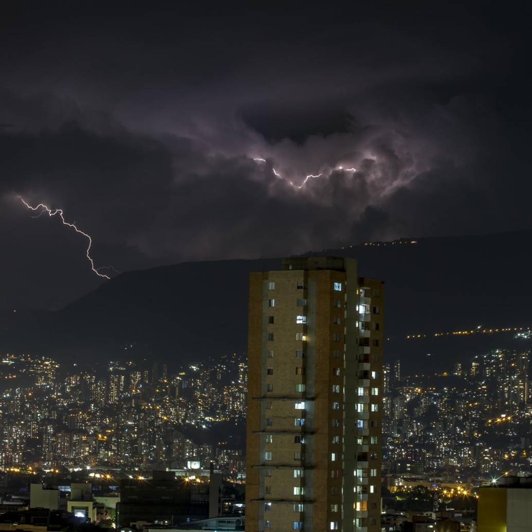 83 rayos cayeron en Medellín en menos de una hora en la tarde del martes. FOTO: EL COLOMBIANO