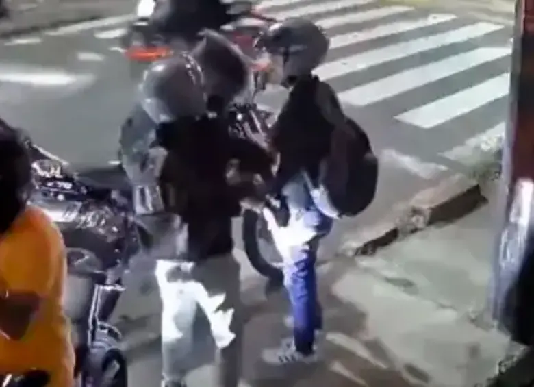 EN VIDEO: ¡De película! Ocho sujetos armados se robaron una moto en Bello