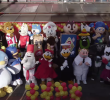 Frisby celebró su aniversario 48 de una manera en la que solo este pollo sabe hacerlo: rodeada de mascotas. Imagen, captura de video.