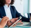 Empleado consulta en su celular la fecha límite para recibir el pago de la prima, establecido por el Ministerio de Trabajo. FOTO: iStock