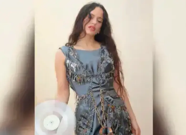 ¡Tremendo susto! Rosalía corre en plena entrevista por una cucaracha